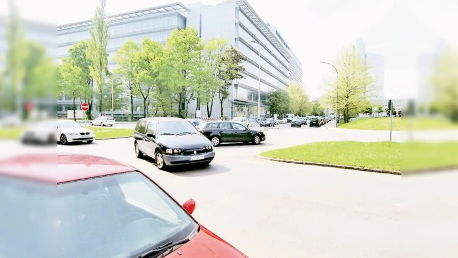 Problem-Stelle: Die Einmündung der Arabella- in die Englschalkinger Straße. Zu Stoßzeiten stehen in der Mitte die Autos, der Verkehr staut sich.	 (Foto: ikb)