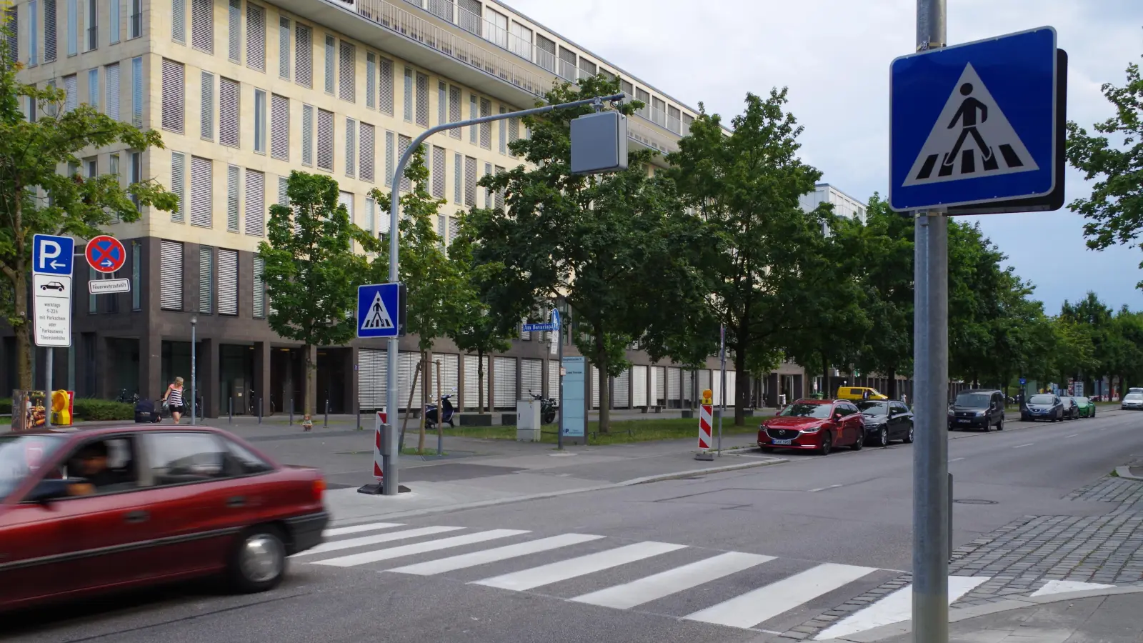 Der neue Zebrastreifen über die Ganghoferstraße liefert ein zusätzliches Argument, wieso auf der Ganghoferstraße kein durchgängiges Tempo 30 eingeführt werden kann. (Foto: Beatrix Köber)