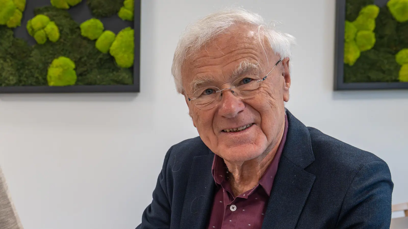 Monika Ueltzhöffer (Einrichtungsleiterin Caritas-Haus Don Bosco) und Helmut Ankenbrand (1. Vorstand Hoszpizverein Germering) beim Unterzeichnen der Kooperationsvereinbarung. (Foto: Christoph Sahner, Hospizverein Germering)