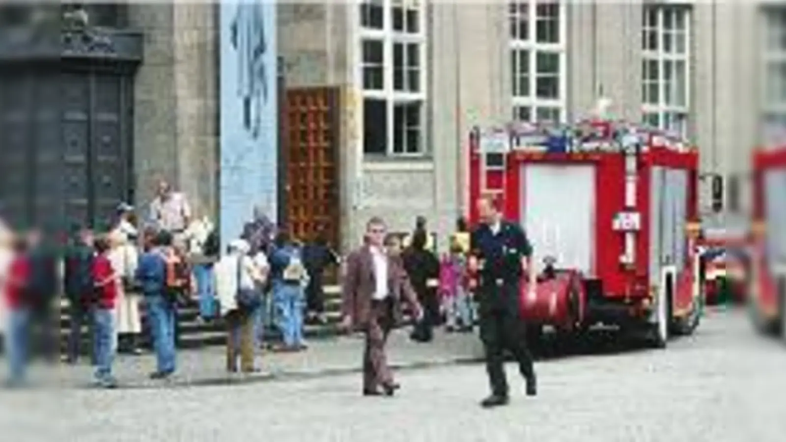 Überschwemmung im Keller des Deutschen Museums. Insgesamt 100 Mal rückte die Feuerwehr Mittwochnacht zu Hochwassereinsätzen aus. 	 (Fotos: pa)