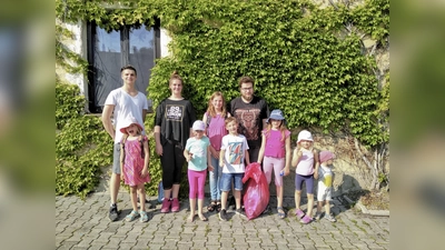 Sauber! Motivierte Kinder und ihre Gruppenleiter haben den Glonner Bahnhofsplatz von Müll und Unrat befreit. (Foto: BRK)