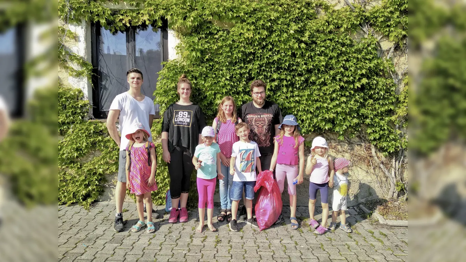 Sauber! Motivierte Kinder und ihre Gruppenleiter haben den Glonner Bahnhofsplatz von Müll und Unrat befreit. (Foto: BRK)