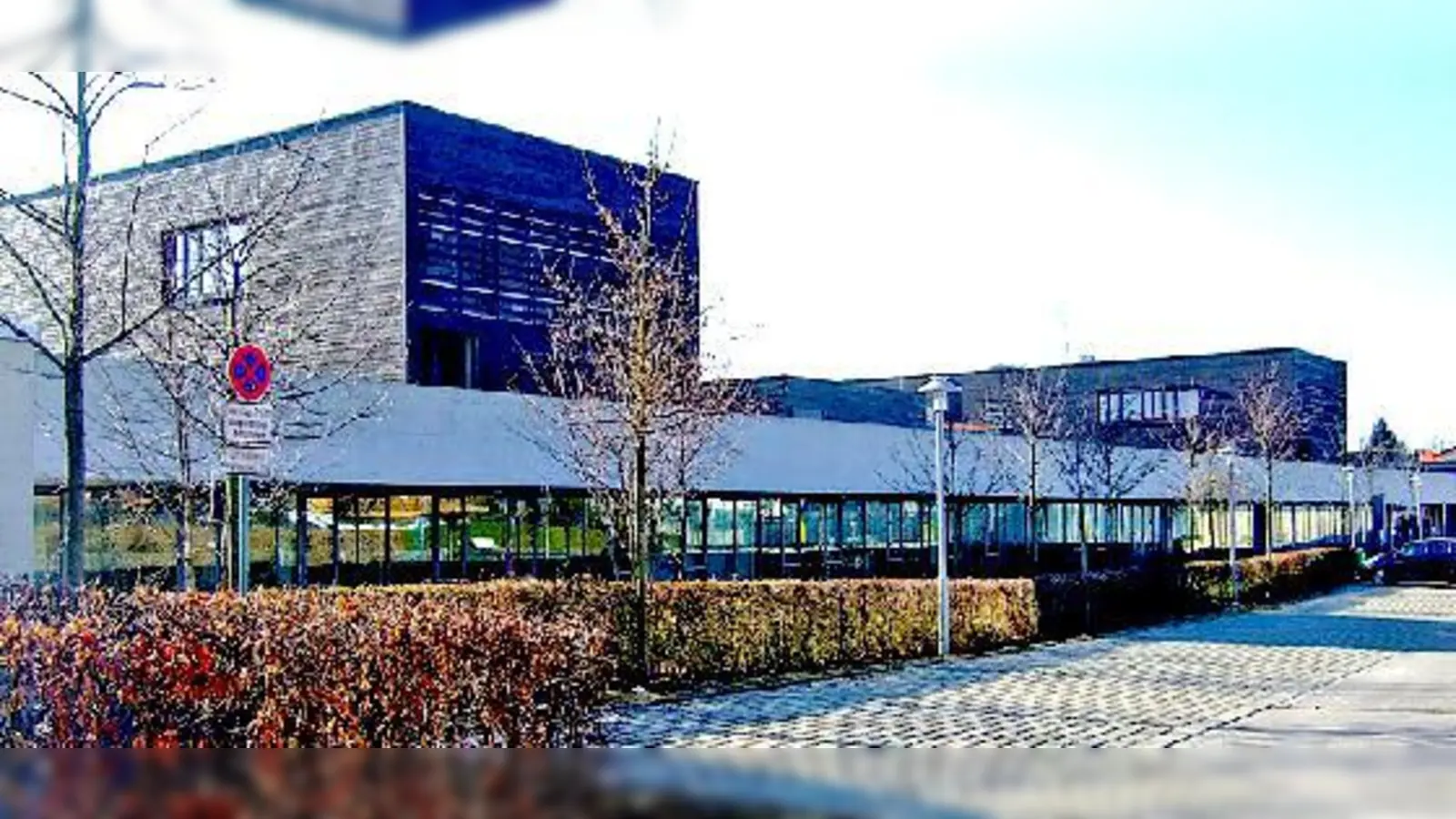 An der eigentlich sehr großen Realschule Holzkirchen ist kein Platz für Sauerlacher Schüler. Das empört nicht nur die Elternbeiratsvorsitzende. 	 (Fotos: Privat/aba)