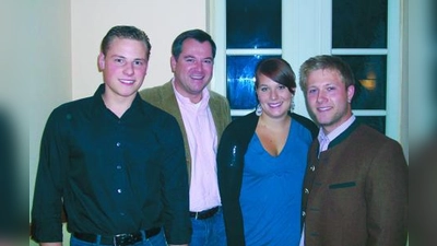 Florian Sperl (r.), Vorsitzender der JU Allach-Untermenzing, mit seinen Stellvertretern Martin Listl (l.) und Louisa Neumann (2.v.r.) sowie Stadtrat Josef Schmid. (Foto: pi)