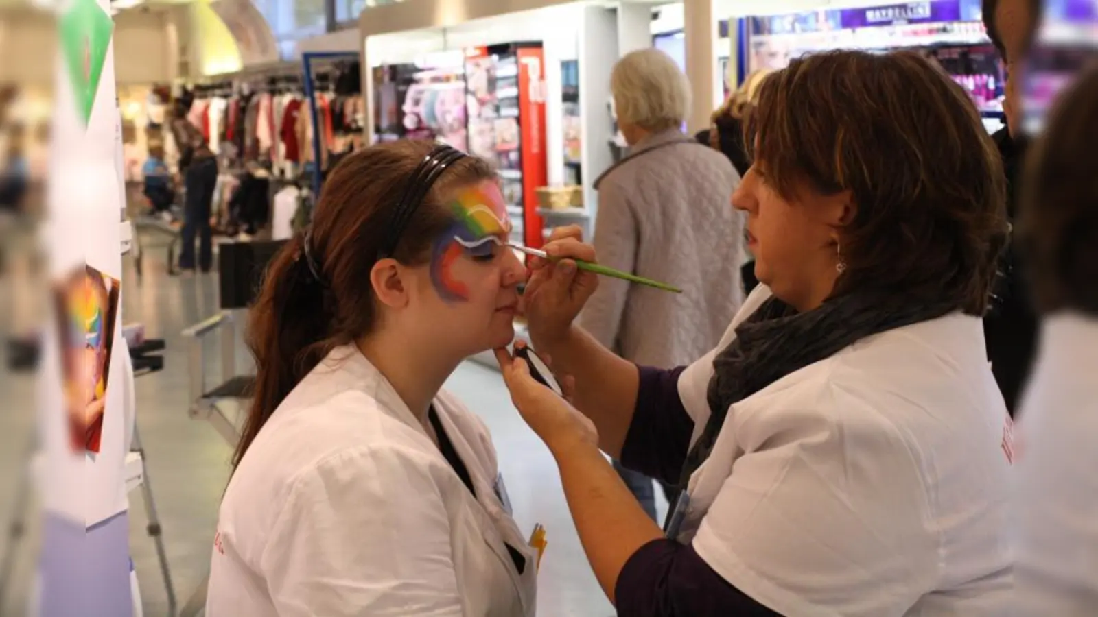 Wer wollte, konnte sich direkt vor Ort von Beauty-Profis schminken lassen. (Foto: sb)