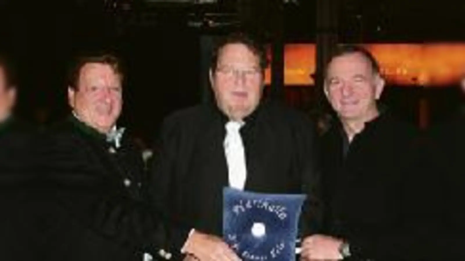 Trafen sich bei der Preisverleihung des Sigi-Sommer-Talers: Narrhalla-Präsident Uli Kreuzer (li.), Laudator Ottfried Fischer (Mi.) und Preisträger Michael Lerchenberg.	 (Foto: sm)