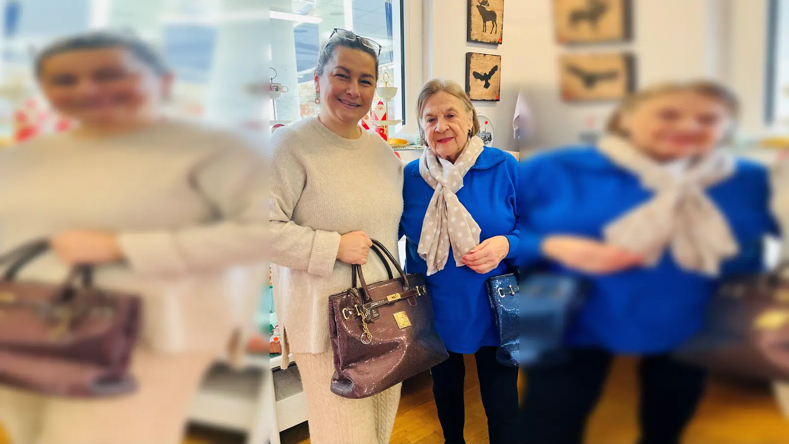 AWO-Klawotte-Leitung Gabriela Goltios (l.) und langjährige Mitarbeiterin Barbara Huster (r.) freuen sich immer über Spenden für die Klawotte und über Kundschaft. Jetzt gibt es derzeit auch viele Weihnachtsartikel zu kaufen. (Foto: hw)