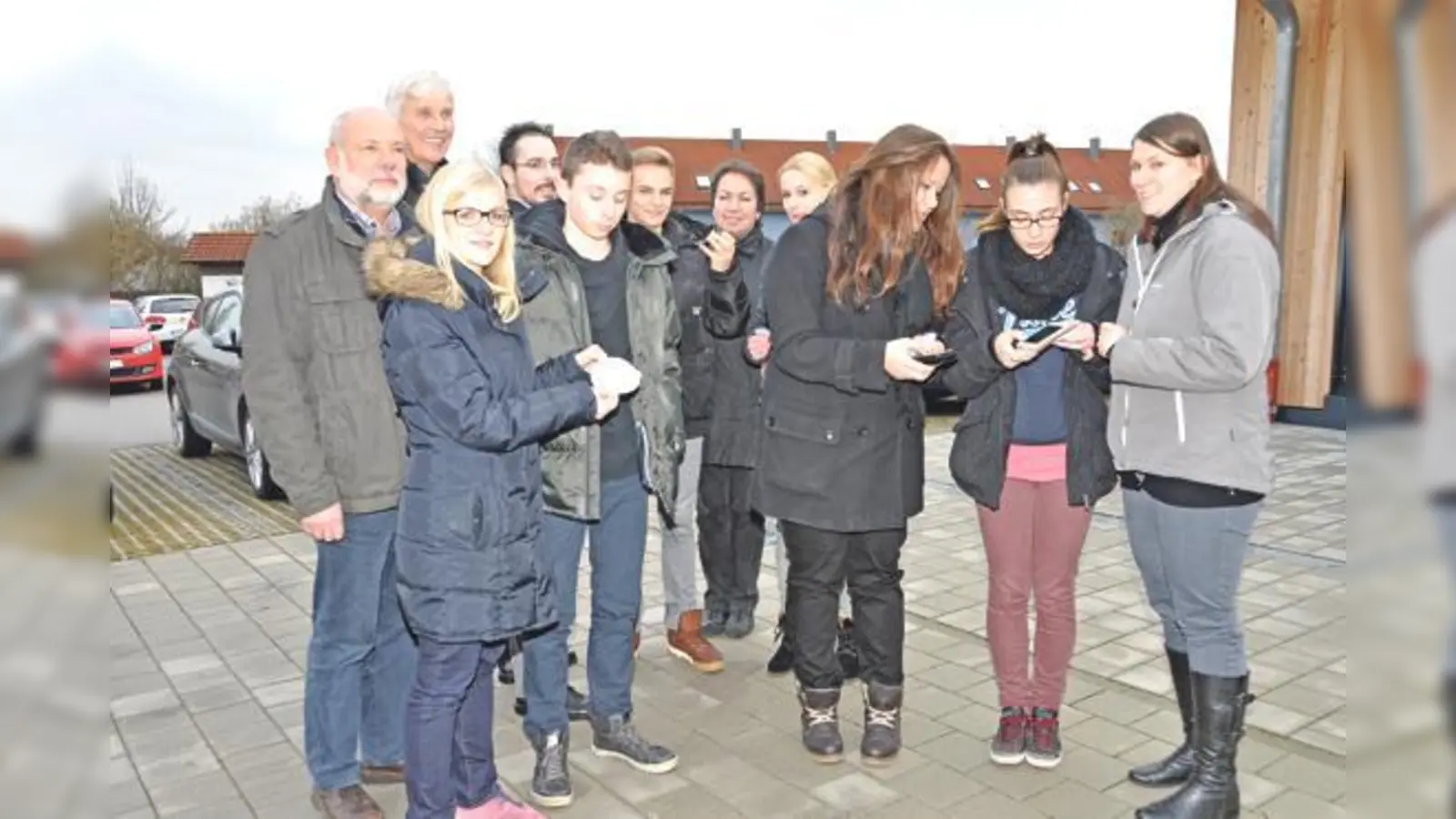 Isabelle Saier (re.), Margit Häckl (vorne li.) und Vertreter der AG 1001 Sonnendächer erklären, wie man geeignete Dächer ermitteln kann. 	 (Foto: Sybille Föll)