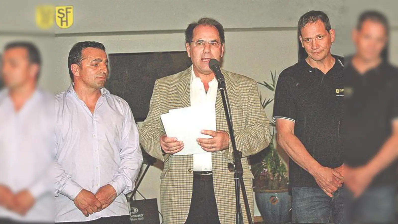 Gerhard Auer vom Judoverband ehrt Yusuf Güngörmüs und Alwin Brenner.	 (Foto: VA)