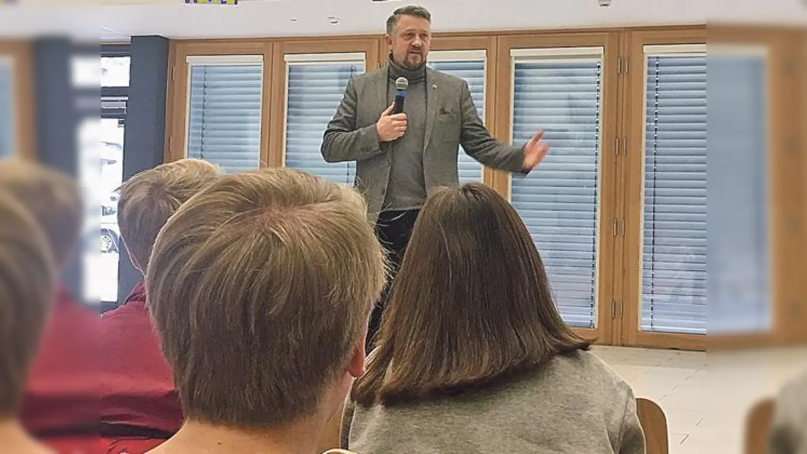 MdL Thomas Huber sprach vor über 100 Schülern.	 (F.: Schule)