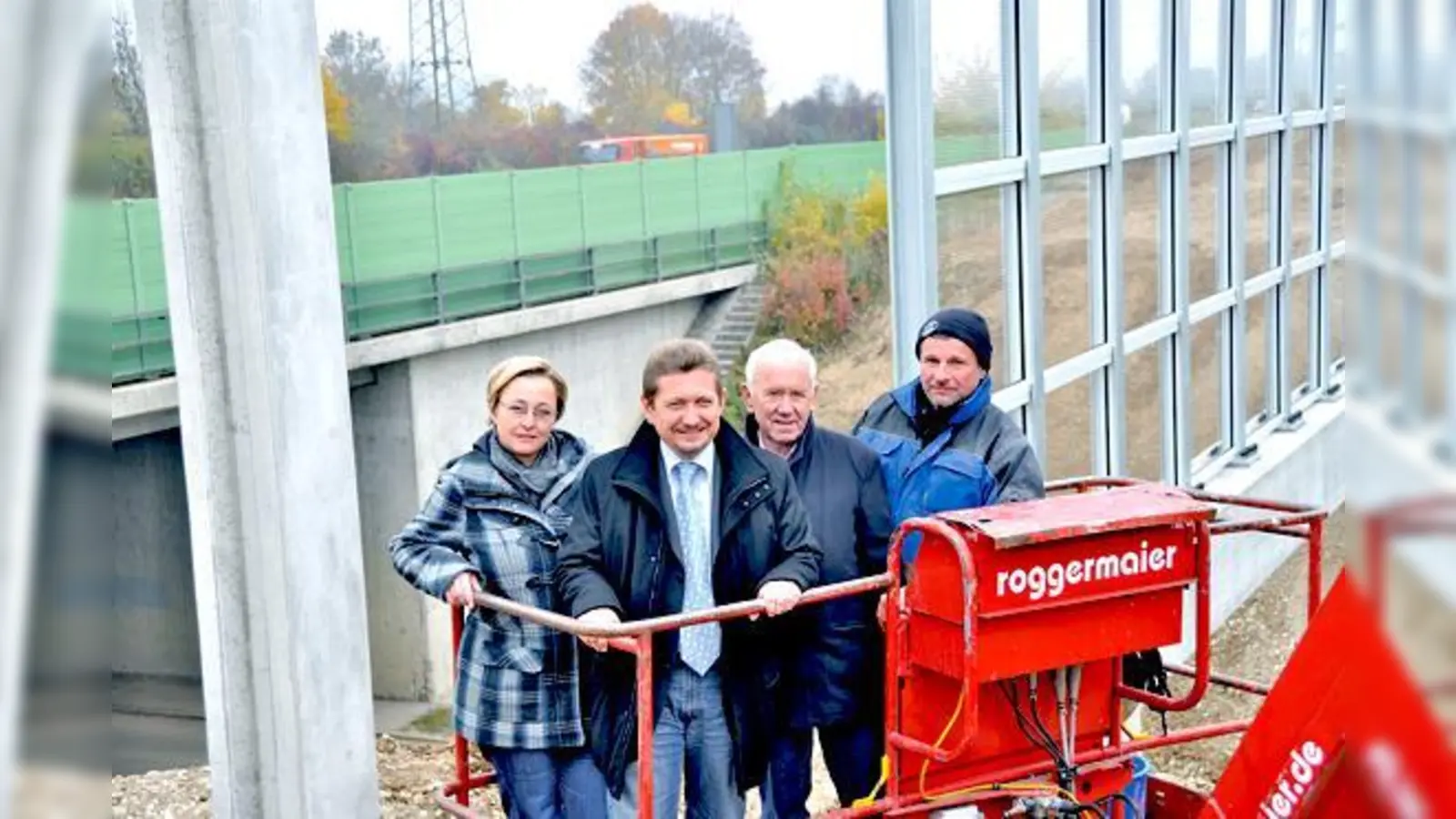 Grasbrunns Bauamtsleiterin Jeanette Sonntag, Bürgermeister Klaus Korneder, Günther Koch (Ingenieurbüro) und Ingo Pohl, Monteur (v. li. n. re.).	 (Foto: sf)