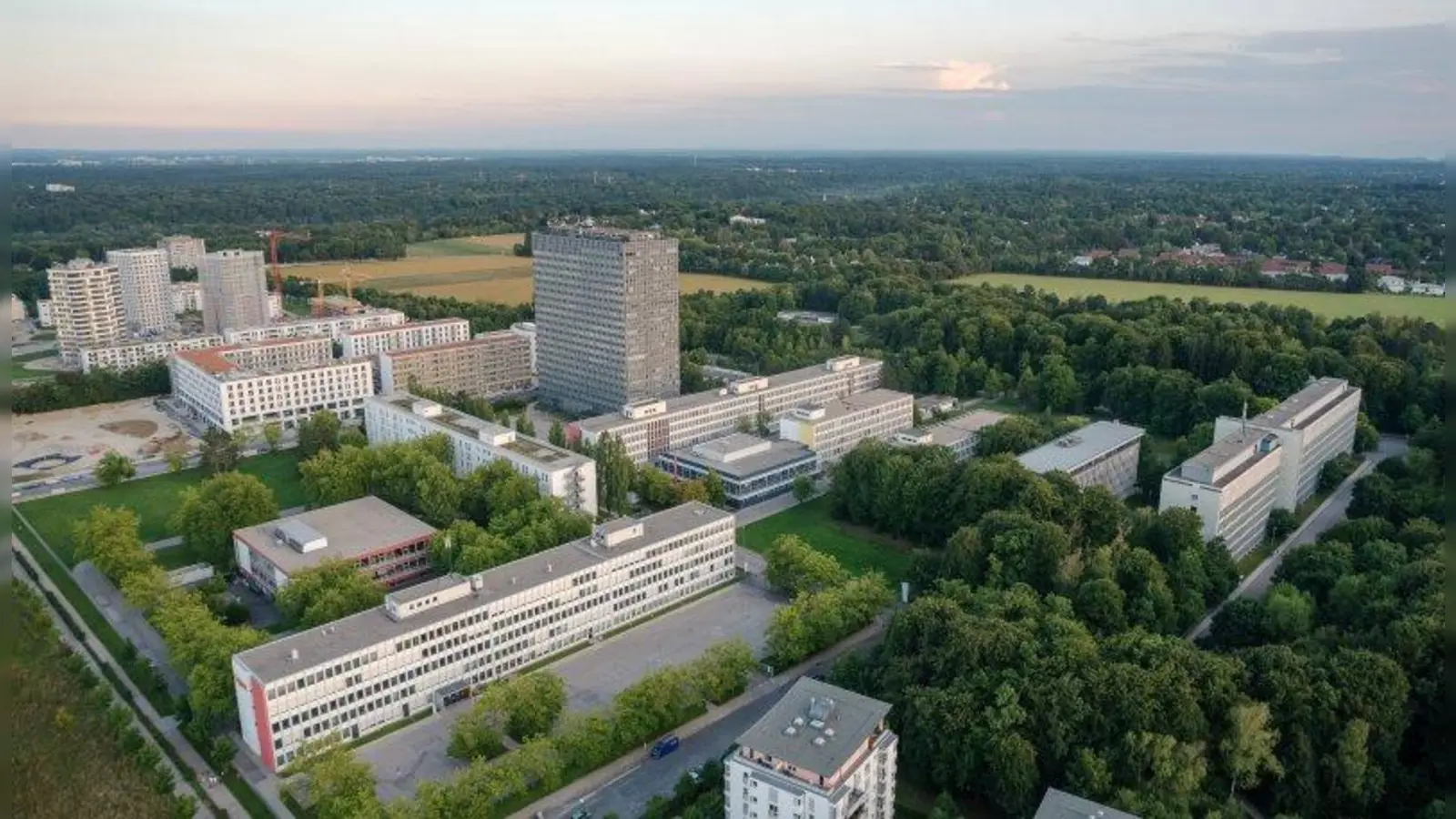 Wandel: Auch auf dem Gelände rund um das Siemens-Hochhaus soll Wohnen möglich werden. (Foto: Viertlböck)