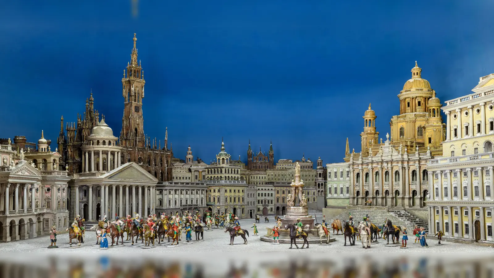 Beeindruckende Krippen sind in der Ausstellung des Bayerischen Nationalmuseums zu sehen, wie hier ein Phantasiebild der Stadt Jerusalem mit Aufbruch der Heiligen Drei Könige nach ihrem Besuch bei Herodes. Gefertigt hat es Karl Siegmund Moser in Bozen zwischen 1825 und 1860. (Foto: © Bayerisches Nationalmuseum, Foto: Bastian Krack)