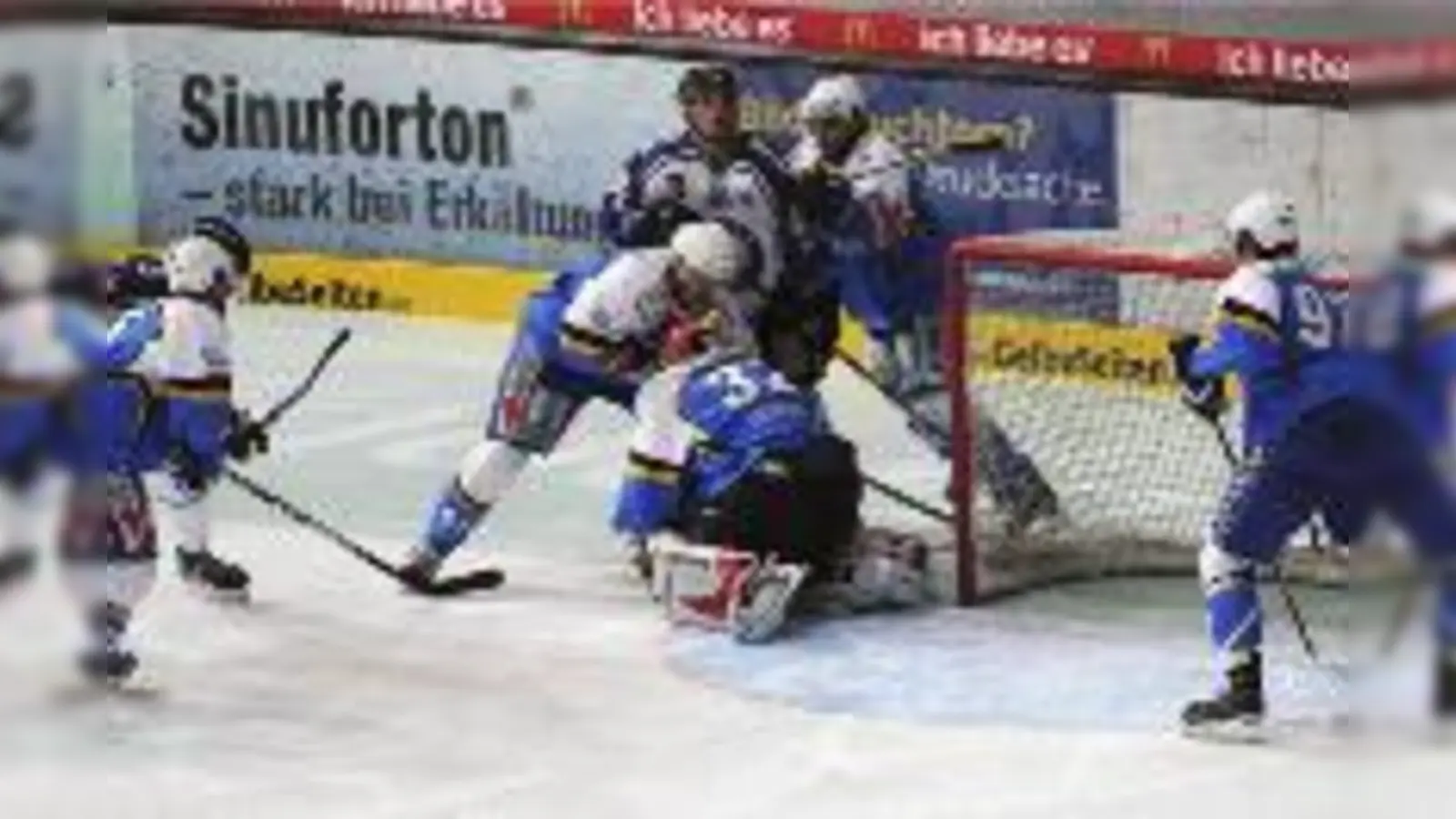 Der EHC hat kein Torwartproblem. Gegen Dresden stand Jochen Reimer (Nr. 32) sicher, bei den Lausitzer Füchsen blieb Joey Vollmer fehlerfrei.   (Foto: Heike Feiner)