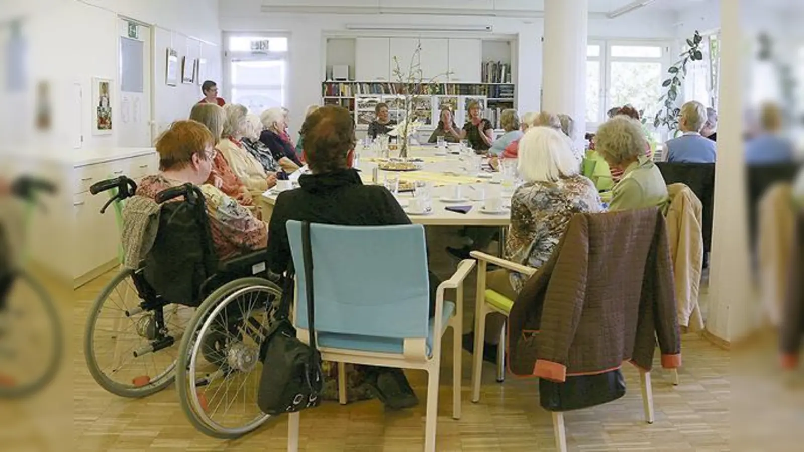 In der Runde wurden die ersten Gedichte, die im Poesiebriefkasten in Harlaching ankamen, vorgelesen.	 (Foto: VA)