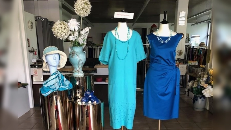 Passend zur Jahreszeit wird in der Klawotte Sommerkleidung angeboten. (Foto: Klawotte)