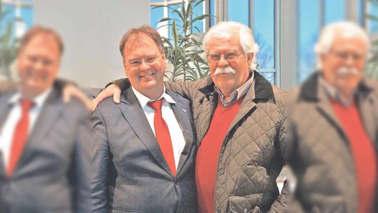 Zu den ersten Gratulanten des wiedergewählten Bürgermeisters Wolfgang Panzer gehörte sein Vater, Volker Panzer. 	 (Foto: hw)