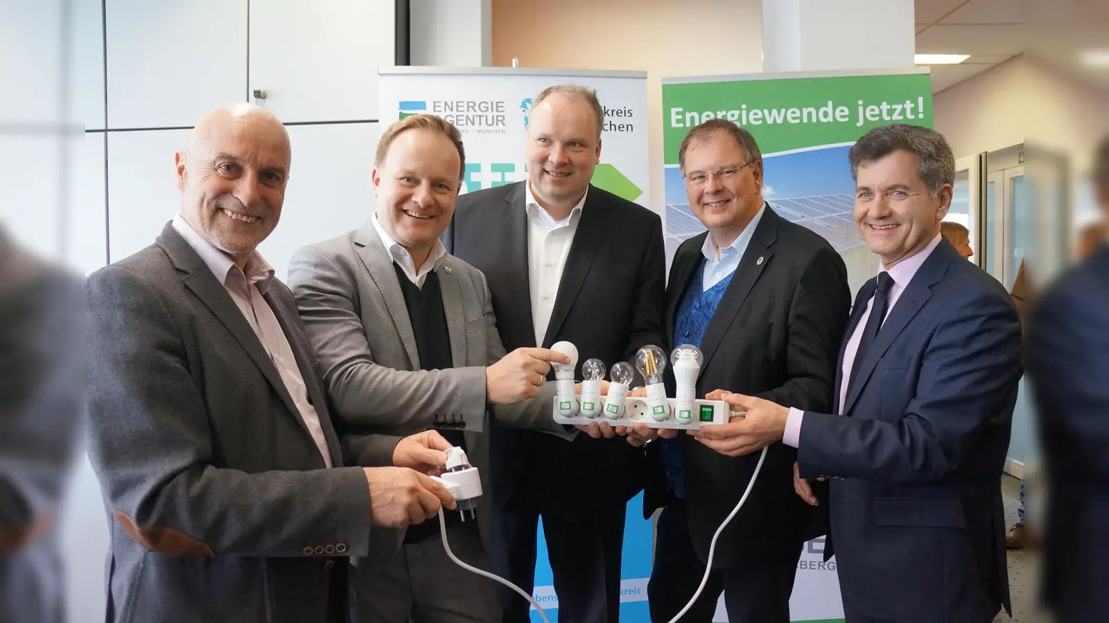 Feierten gemeinsam die Eröffnung der ersten Energie Agentur im Landkreis München (v.l.) Hans-Gröbmayr, Landrat Robert Niedergesäß (Ebersberg), Landrat Christoph Göbel (Landkreis München), Bürgermeister Wolfgang Panzer und Wolfgang Geisinger. (Foto: hw)
