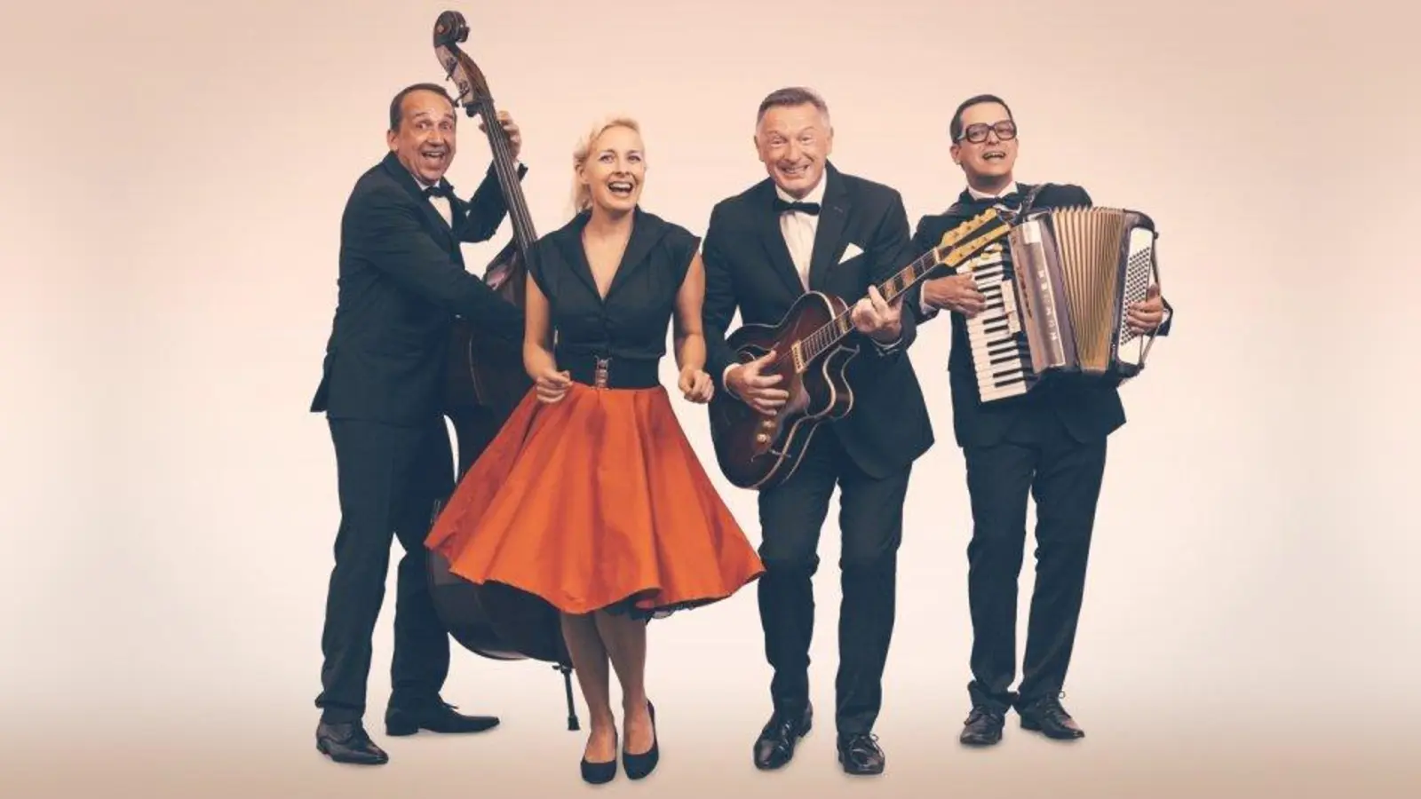 Die vierköpfige Musikgruppe mit Sängerin Andrea Graf, Rainer Heindl (Gitarre, Gesang), Thomas Stoiber (Akkordeon, Gesang) und Steffen Zünkeler (Kontrabass, Gesang) präsentiert die musikalischen Perlen und das beschwingte Lebensgefühl einer unvergesslichen Ära. (Foto: Steffan Vetter)