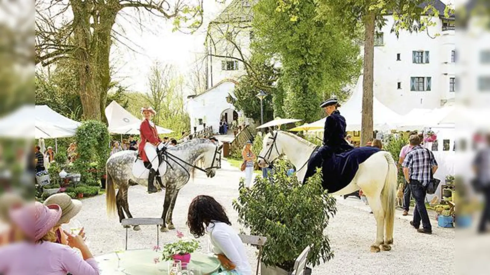 Barocke Reiterinnen vor prächtiger Kulisse beim letzten Gartenfest auf Schloss Amerang.  	 (Foto: VA)
