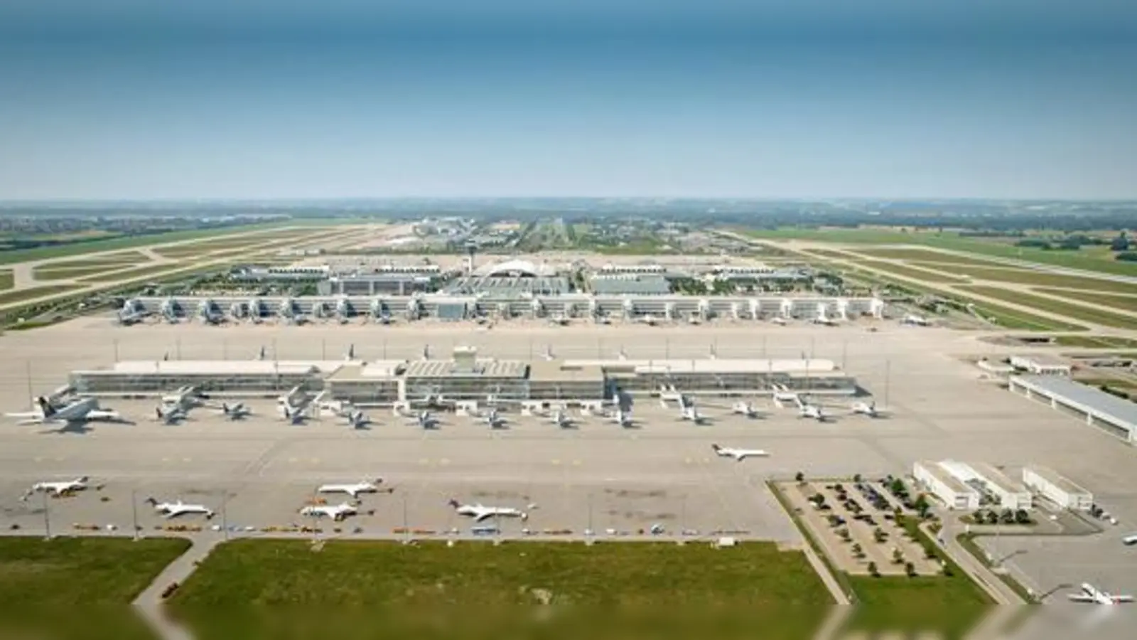 27 Andockstationen für Flugzeuge wird das neue Abfertigungsgebäude ab Sommer 2015 bieten.  (Foto: FMG/Koch+Partner)