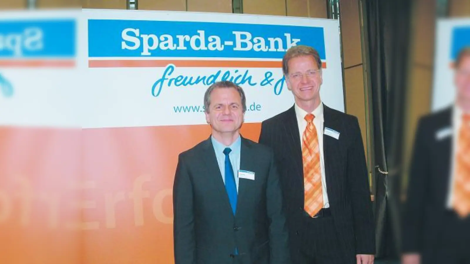 Die Sparda-Bank München kann eine hervorragende Jahresbilanz 2009 vorweisen: Helmut Lind (r.) und Ralf Müller stellten das Ergebnis vor. (Foto: bb)