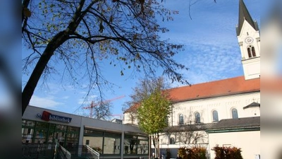 Die Stadtbibliothek in der Schrenkstraße wird Anfang 2013 in einen Neubau in die Schießstättstraße umziehen. (Foto: tg)