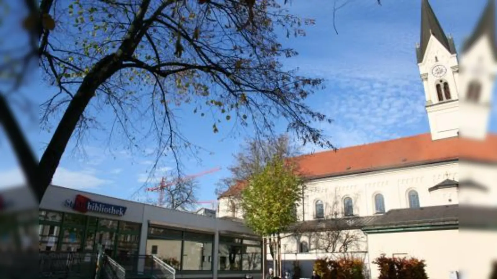 Die Stadtbibliothek in der Schrenkstraße wird Anfang 2013 in einen Neubau in die Schießstättstraße umziehen. (Foto: tg)