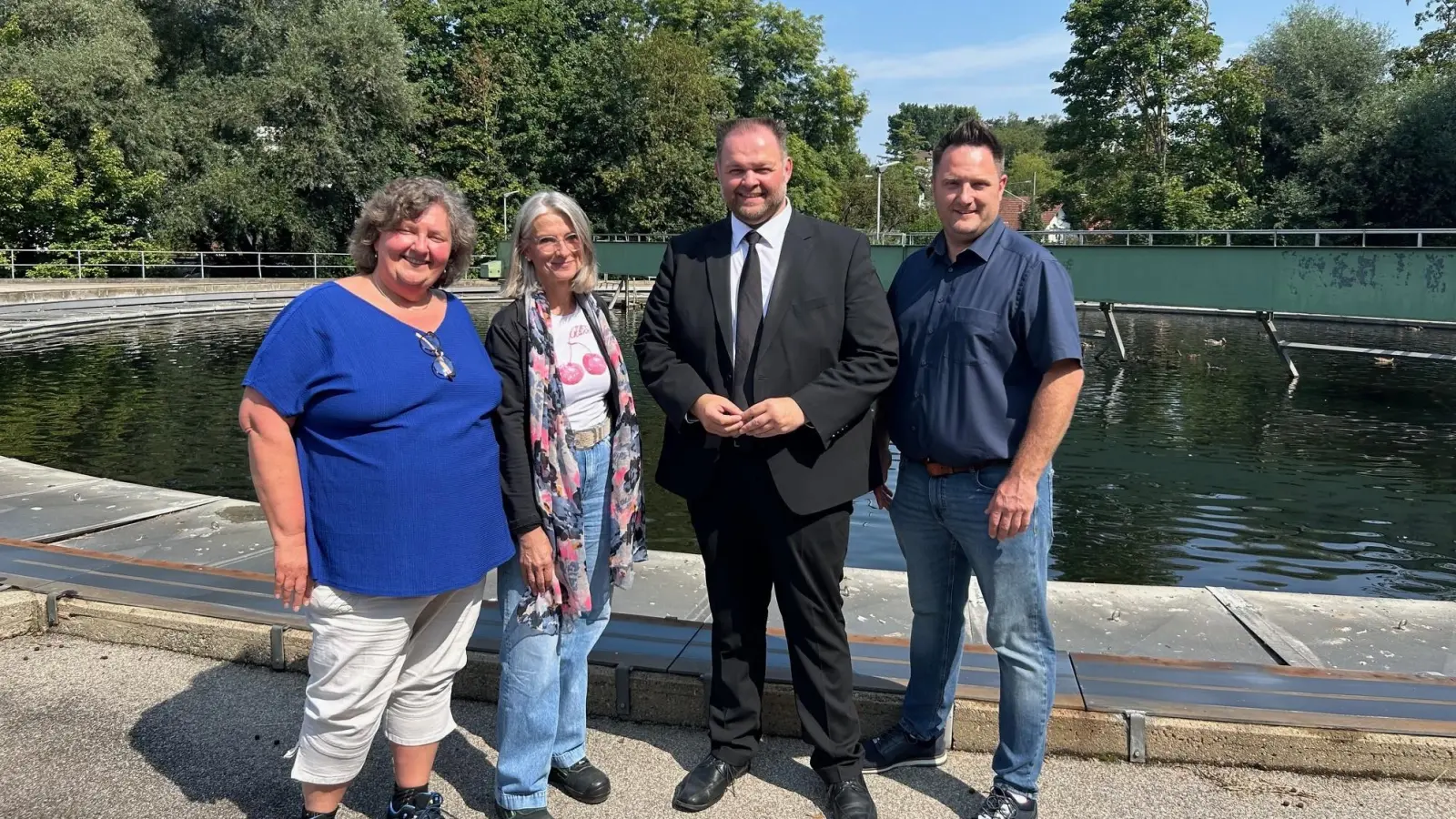 Engin Eroglu zusammen mit Stadtrat Robert Weller und Mitarbeiterinnen des Klärwerks. (Foto: Stadt Freising)