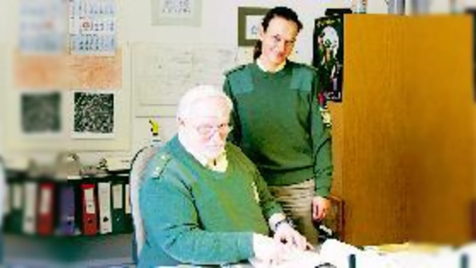 Kontaktbeamter Dieter Vögele erklärte seiner Nachfolgerin Mandy Paul bei der Übergabe vergangene Woche die letzten Feinheiten.	 (Foto: pa)