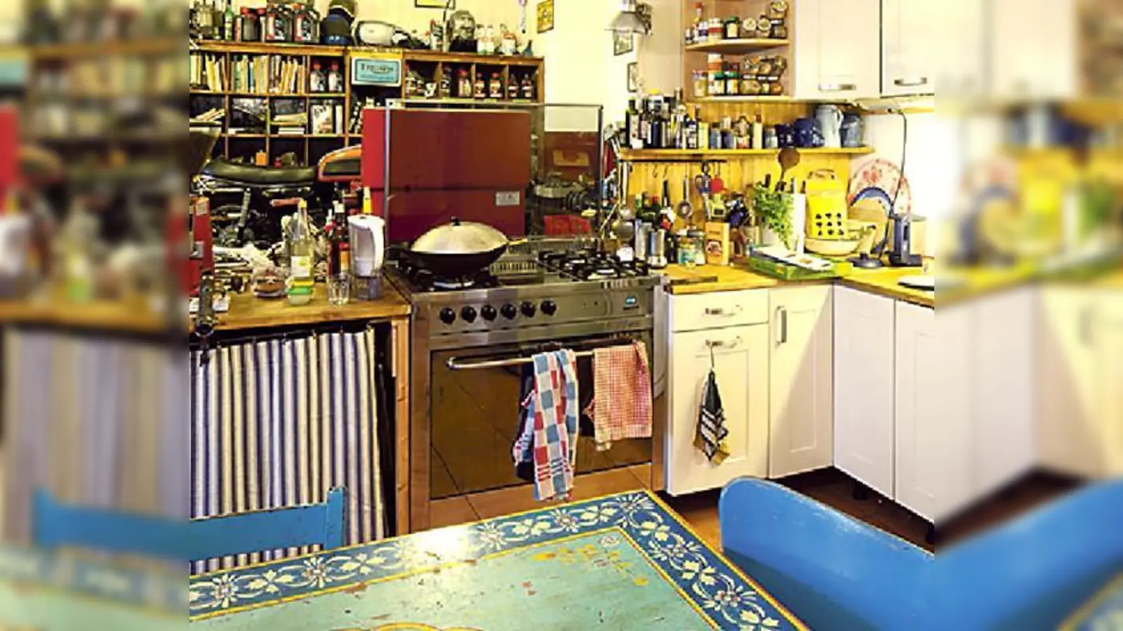 Blick in Küchen an der Tegernseer Landstraße: Individuelle Gemütlichkeit statt normiertes Design. 	 (Foto: Verena Hägler)