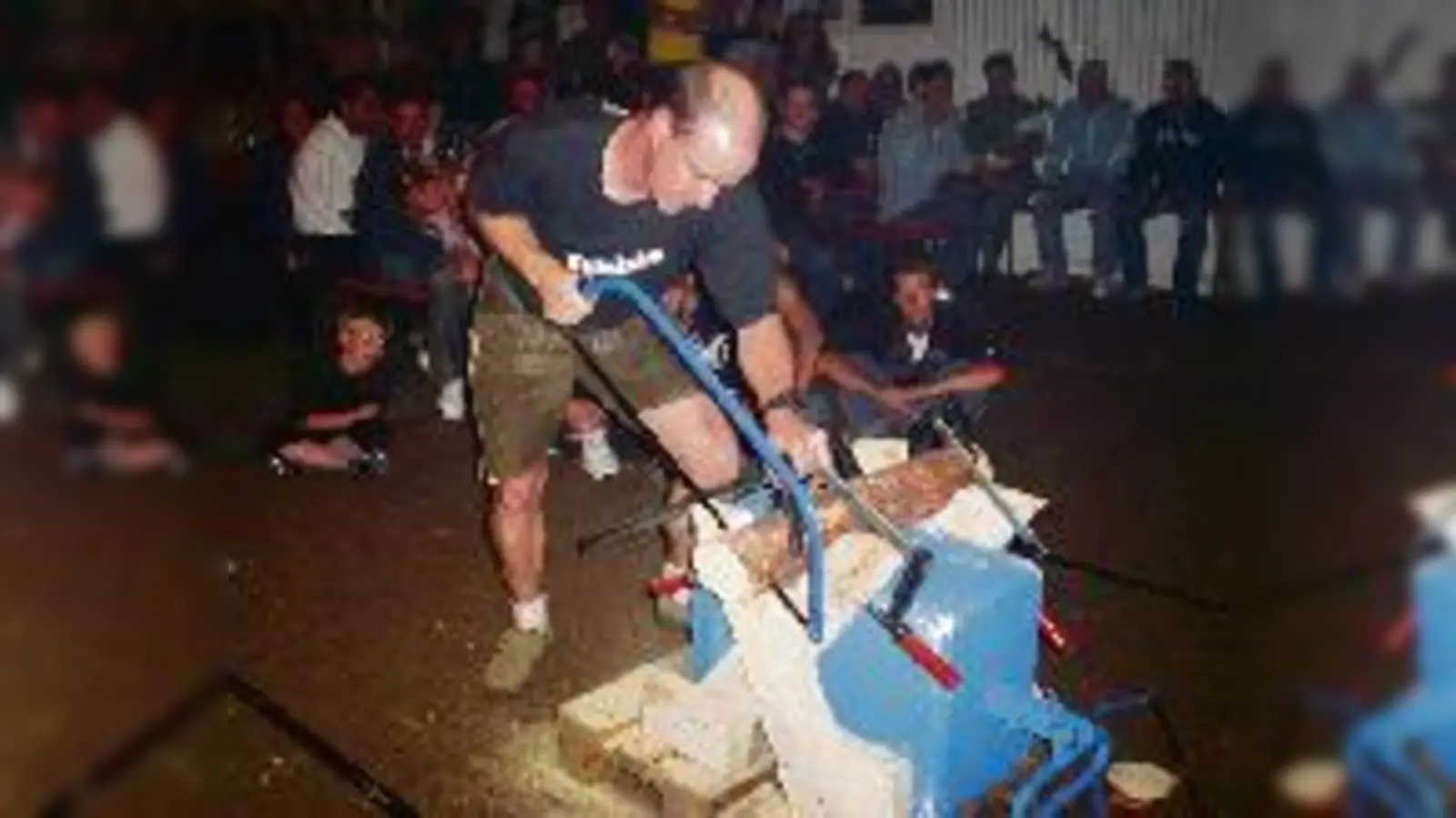 Schreinermeister Stefan Feicht, Teammitglied der zweiten Fußballmannschaft des TSV Eching, verhalf seiner Mannschaft vergangenes Jahr mit gekonntem »Bammstamm-Sägn« zum zweiten Platz.  (Foto: VA)