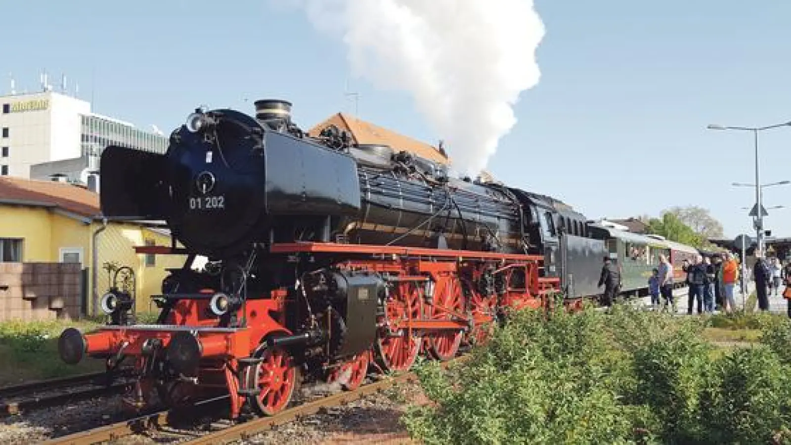 Für die Rundfahrt um den Bodensee herum übernimmt ab Lindau bis Radolfzell die Lok 01 202 den Zug aus München.	 (Foto: Verein)