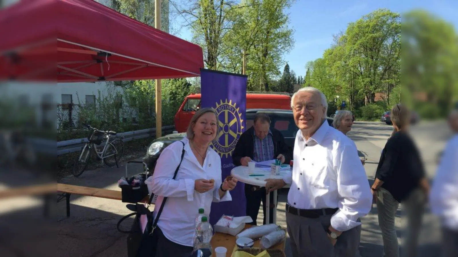Past-Präsidentin Dr. Suzanne Gössl und Herbert Kroll<br>begrüßen im letzten Jahr bei der Schredder-Aktion die „Kundschaft“ mit Kaffee und Muffins. (Foto: Rotary Club Gauting-Würmtal)