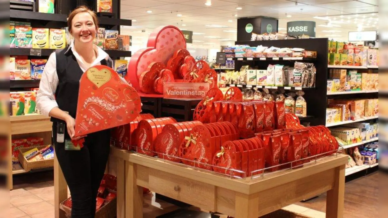 Kaufhof-Mitarbeiterin Adriana Schuler am Valentinstag-Geschenketisch in der Gourmetabteilung der Galeria Kaufhof am Rotkreuzplatz. (Foto: sb)