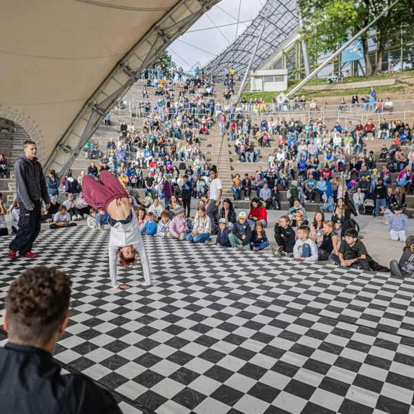 Eine Dance-Battle gibt es beim Outdoorsport-Festival wieder im Theatron. (Foto: Harald Wisthaler)