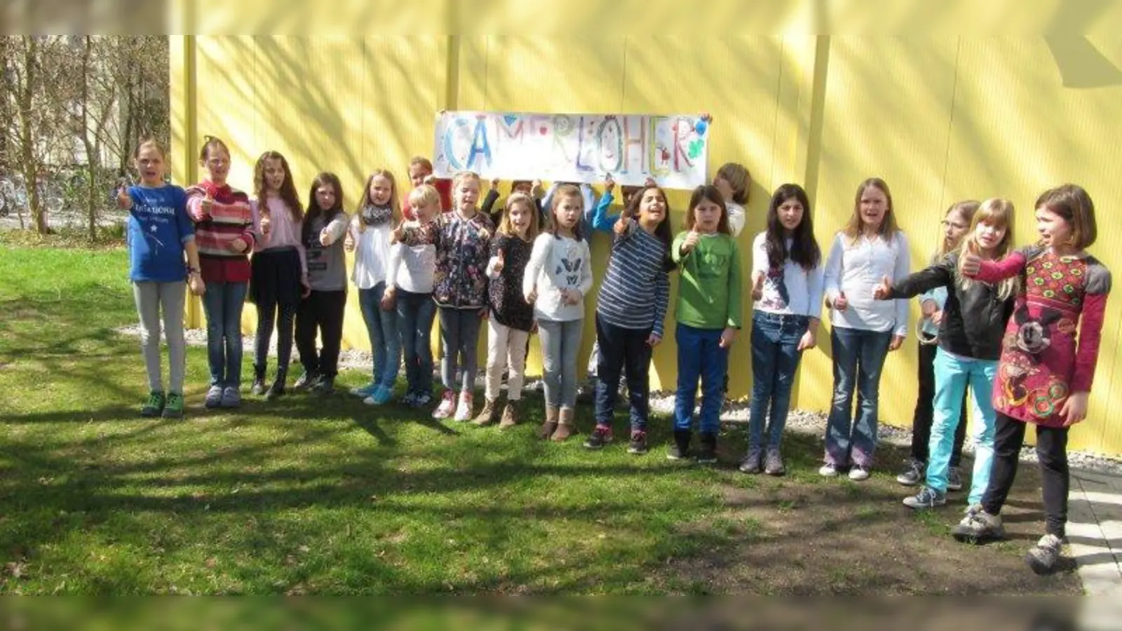 Die Camerloher-Schule hat sich eine eigene Hymne geschrieben! Schüler der 4d studierten Lied und dazu passenden Bewegungen ein und bringen sie nun ihren Schulkameraden bei. (Foto: Camerloher-Schule)