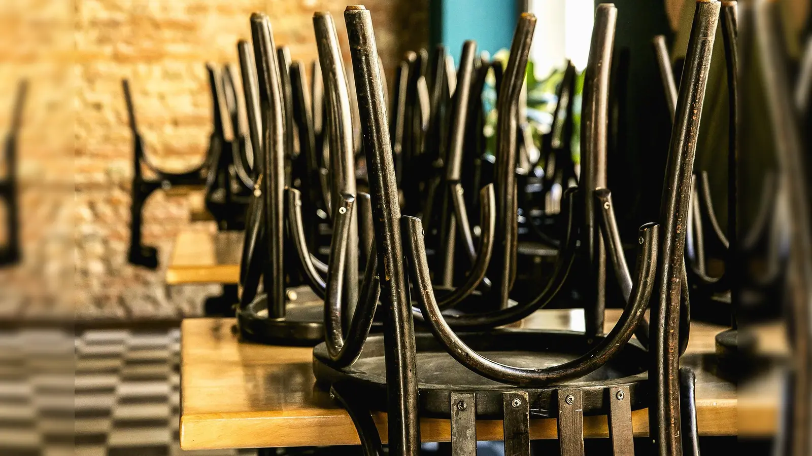 Kaum eine Branche ist so stark von den Corona-Einschränkungen betroffen wie die Gastronomie und Hotellerie. Die Gewerkschaft NGG fordert Hygienepläne und Gefährdungsbeurteilungen, bevor Lokale wieder öffnen. (Foto: NGG )