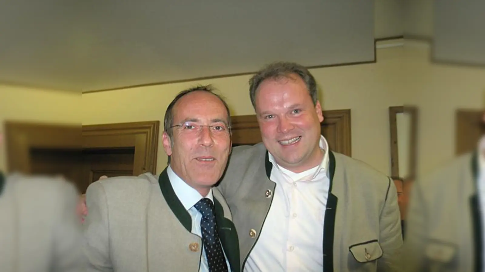 Einer der ersten Gratulanten vom alten und neuen Bürgermeister Stefan Straßmair (r.) war der stellvertretende Landrat Christoph Göbel.  (Foto: aha)