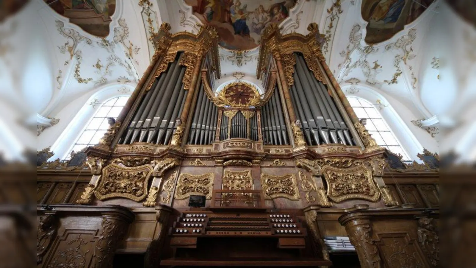 Schon optisch ist sie beeindruckend, die Jann-Orgel in der Wallfahrtskirche zu  Andechs, erst recht aber, wenn sie von guten Organisten gespielt wird, wie beim „Andechser Ogelherbst“. (Foto: Marin Döring)
