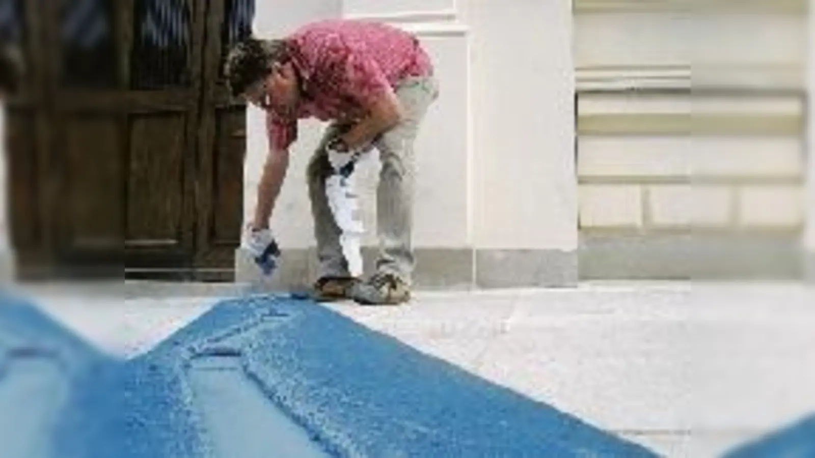 Wasser aus der Sprühdose: Der Münchner Dietmar Holzapfel markiert durch blaue Linien den Verlauf der ehemaligen Stadtbäche. 	 (Foto: sbo)