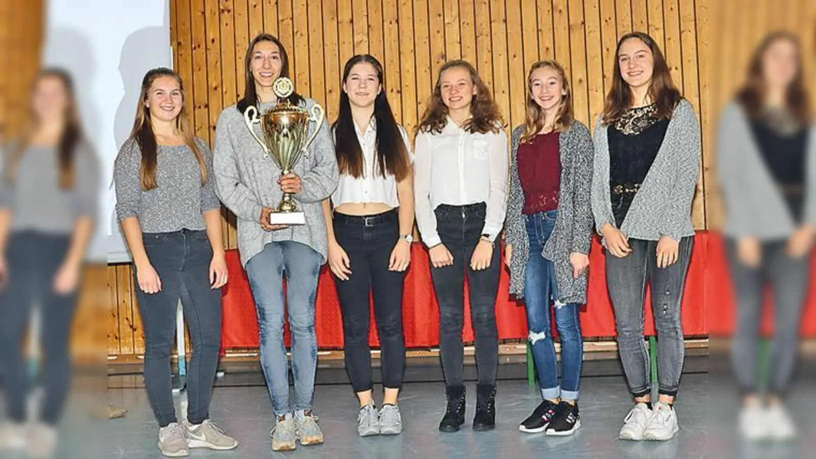 Die Oberliga-Turnerinnen der TS Jahn mit dem Wanderpokal als erfolgreichstes Team 2017: Lara Singer, Tina Frei, Sandra Rohrhirsch, Amelie Köhler, Antonia Bauer, Anna Wallner und Lisa Höcker (nicht auf dem Foto)	 (Foto: W. Eberle)