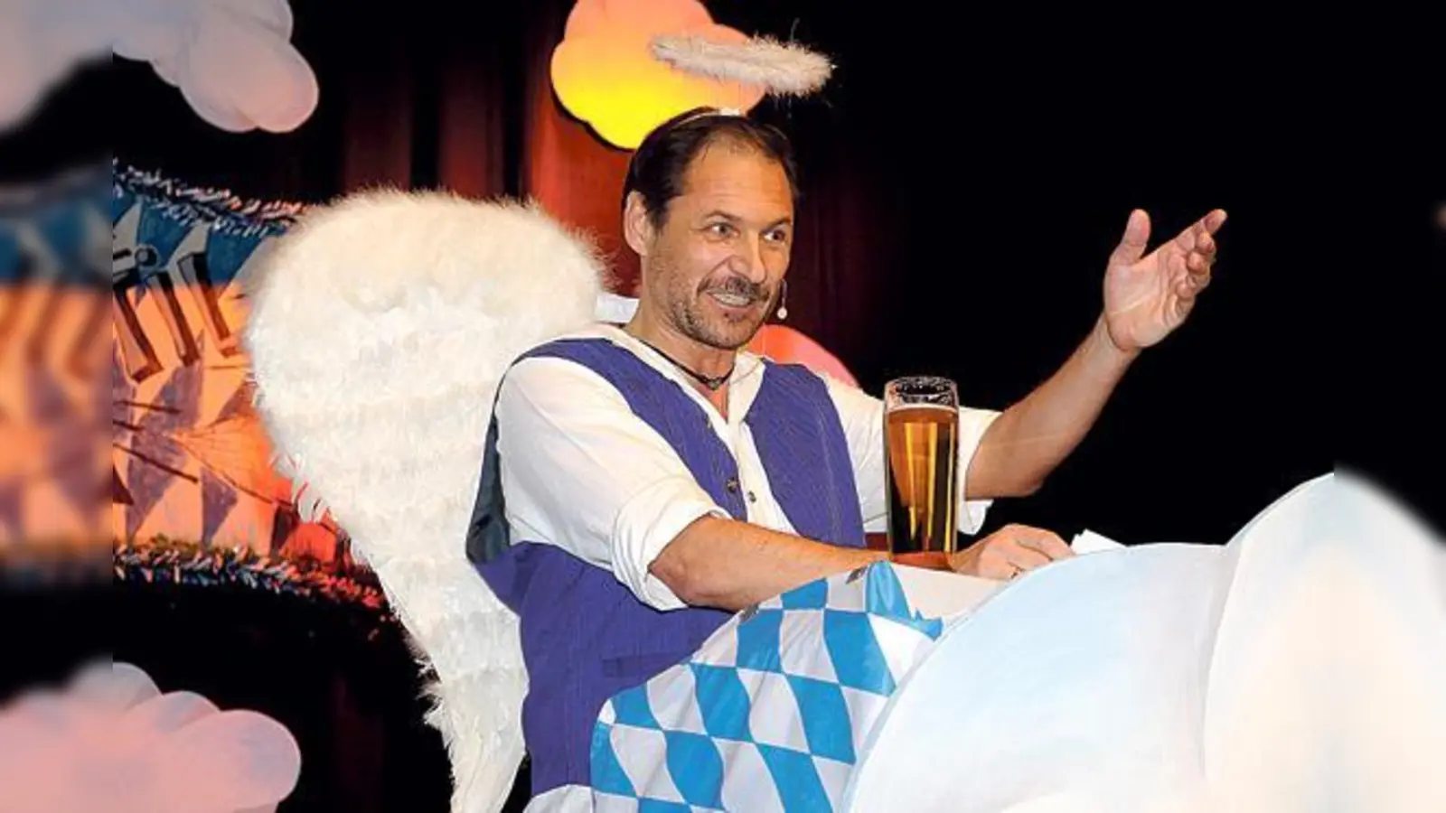 Traditionell wird auch heuer wieder Winfried Frey als Engel Bonifatius der Münchner Politikprominenz ordentlich einschenken.	 (Foto: VA)