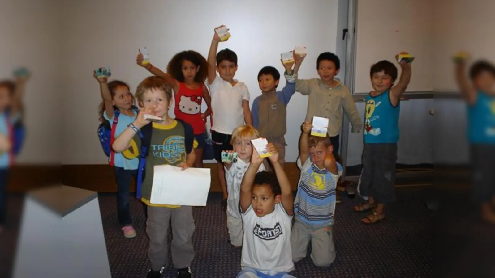 Stolz halten die Kinder ihre Computerzertifikate in die Kamera.  (Foto: VA)