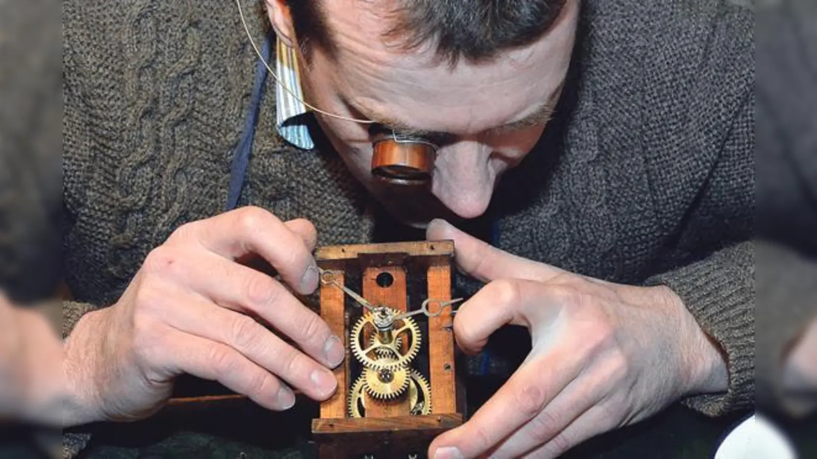 Für die Arbeit am winzigen Räderwerk einer Taschenuhr oder einer kleinen Tischuhr braucht man ruhige Hände und vor allem ein Vergrößerungsglas.	 (Foto: Wasmeier)