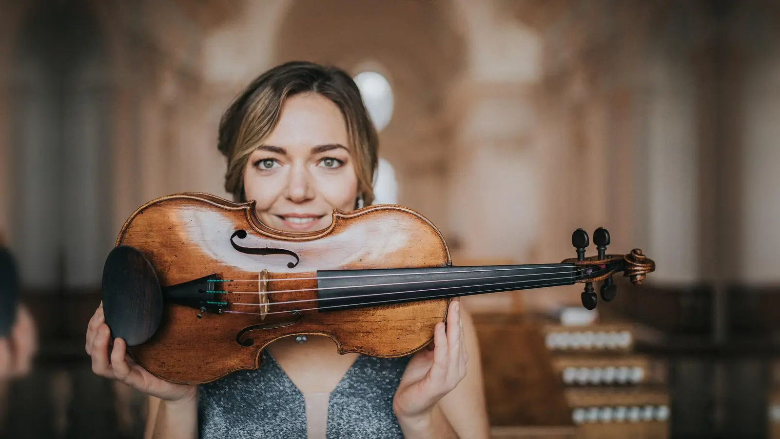 Violinistin Franziska Strohmayr bringt die Solosonaten und Partiten für Violine Solo von Johann Sebastian Bach zu Gehör. (Foto: VA)