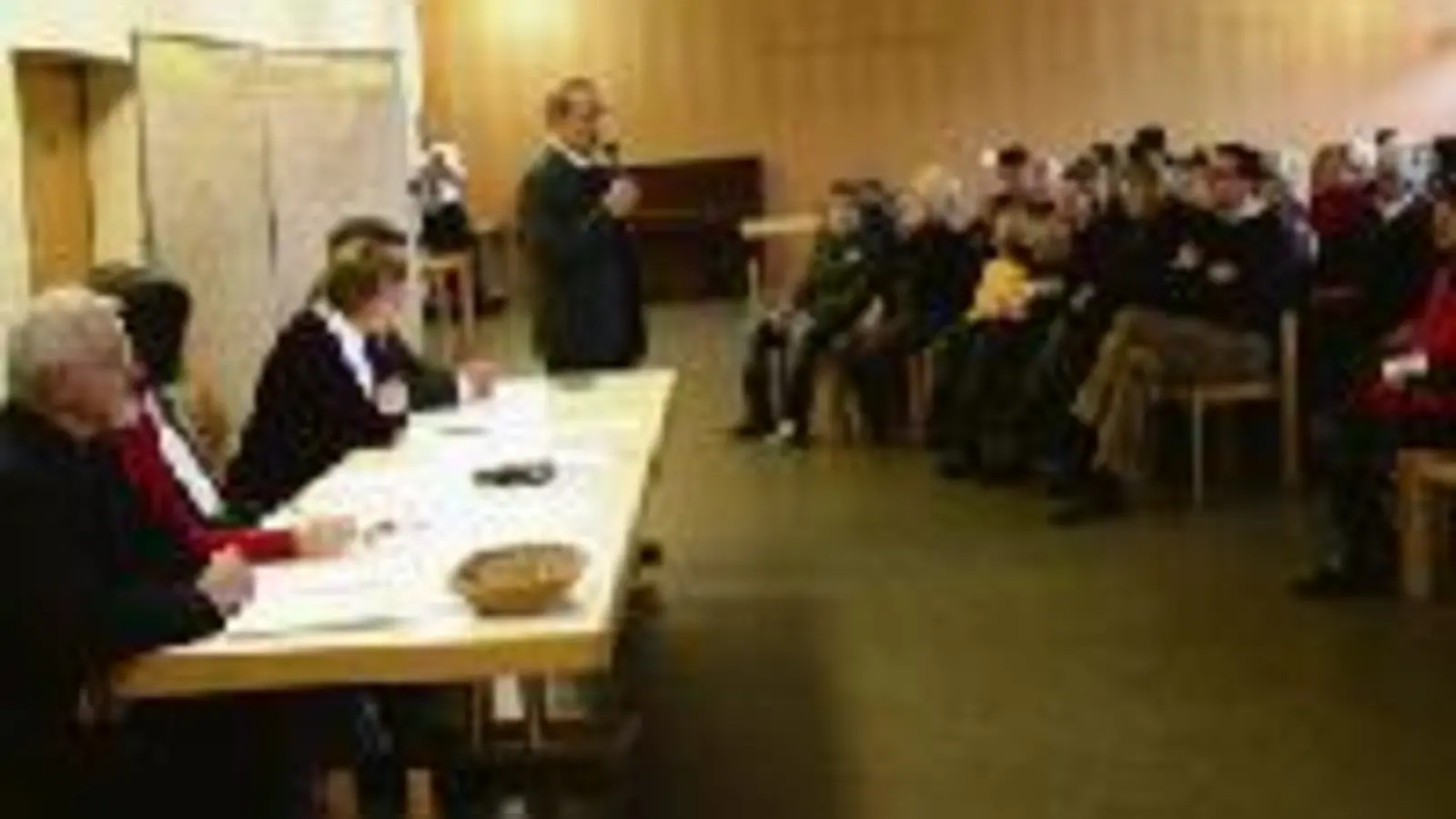 Pfarrer Otto Wiegele von der katholischen Pfarrei »Verklärung Christi« beim Meinungsaustausch mit Mitgliedern seiner Pfarrgemeinde: Bei der Pfarrversammlung wurde über einen möglichen Zusammenschluss mit benachbarten Pfarreien  (diskutiert.F.: ko)