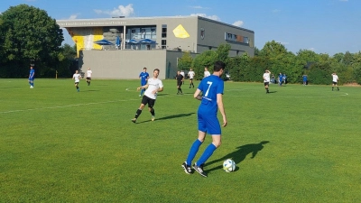 Fußballspiel auf der Bezirkssportanlage Freimann: Jede Sportanlage der Landeshauptstadt München ist mit mindestens zwei Vereinen gleichzeitig belegt. (Foto: bas)