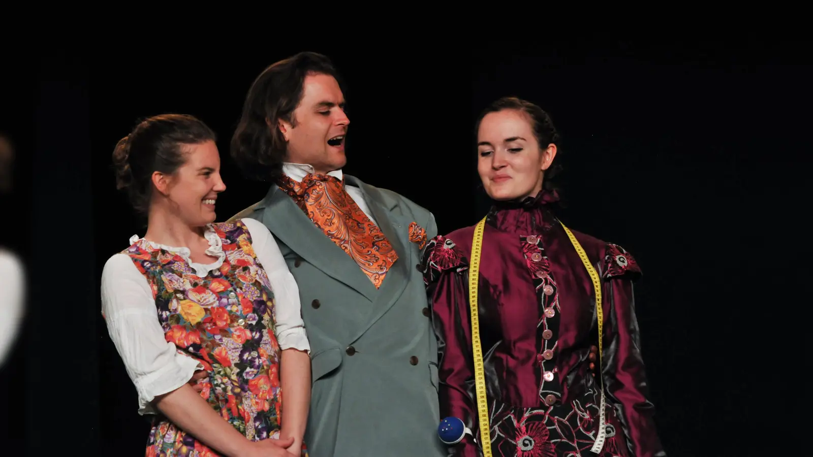 V.l.n.r: Rosalie (Simone Krischke), Kauz (Mathis Manz), Madame Storch (Romana Wagner) (Foto: Peter Holz)