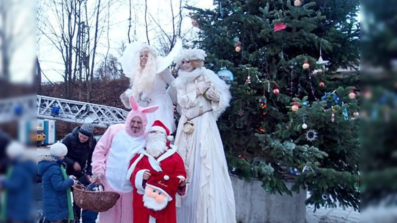 Einträchtig verteilten Osterhasi und Nikolausi Geschenke an die Besucher.	 (Foto: VA)